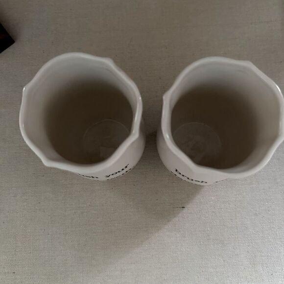 Cream ceramic toothbrush holder with text -  rim detailed edges - set of… - Picture 4 of 6